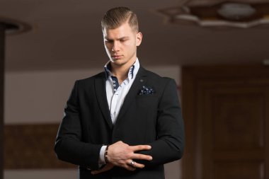 Genç işadamı Müslüman dua