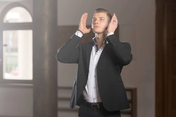 Humilde Empresário Oração Muçulmana Na Mesquita — Fotografia de Stock