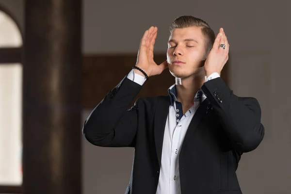 Geschäftsmann Muslim betet in Moschee — Stockfoto