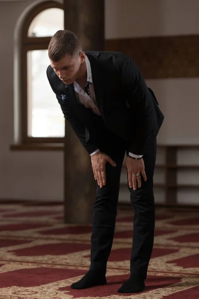 Bescheidener Geschäftsmann muslimisches Gebet in Moschee — Stockfoto