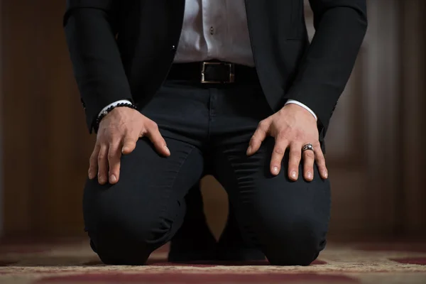 Zbliżenie: męskie dłonie modląc się w meczecie — Zdjęcie stockowe