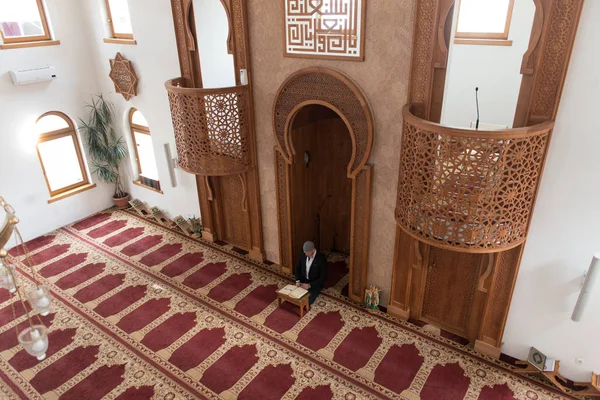 ชายหนุ่มมุสลิมอ่านโคราน — ภาพถ่ายสต็อก