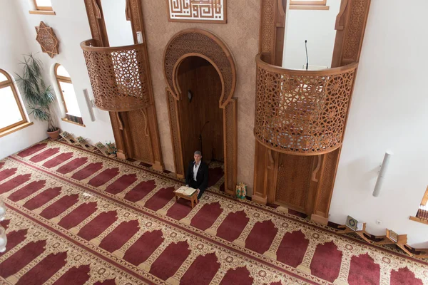 Hombre musulmán leyendo el Sagrado Libro Islámico Corán —  Fotos de Stock