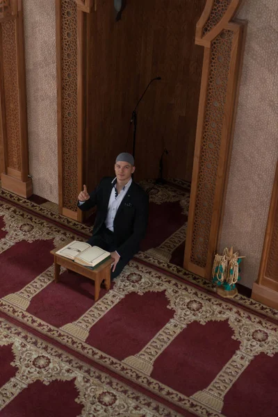 Hombre musulmán leyendo el Sagrado Libro Islámico Corán —  Fotos de Stock