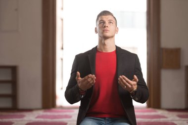 Genç iş adamı Müslüman dua