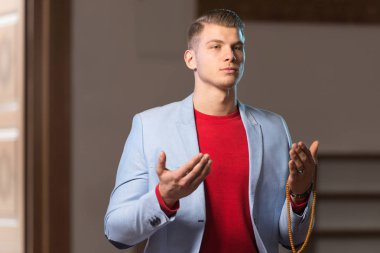 Genç iş adamı Müslüman dua