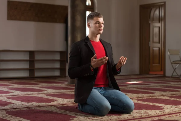 Uomo d'affari Preghiera alla moschea — Foto Stock