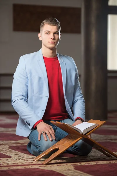 Junger Geschäftsmann Muslim betet — Stockfoto