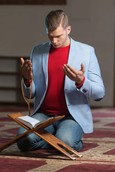 Portrait Of Young Muslim Man — Stock Photo, Image