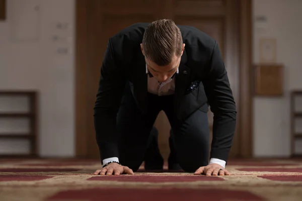 Humilde hombre de negocios Oración musulmana en mezquita — Foto de Stock