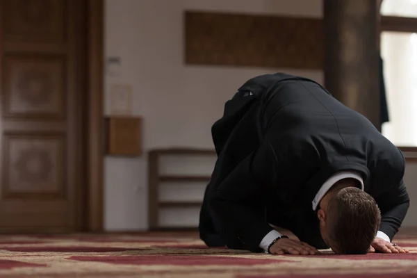 Молодой бизнесмен Мусульманская молитва — стоковое фото
