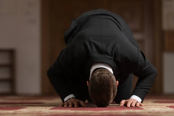 Joven hombre de negocios musulmán rezando — Foto de Stock