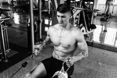 Spor salonunda egzersiz geri genç adam