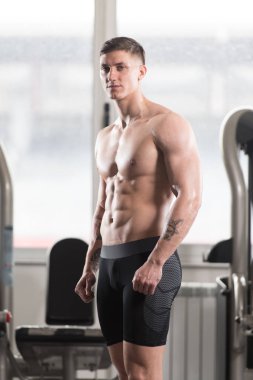 spor salonunda duran ciddi vücut geliştirmeci