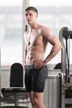 kaslı adam içinde jimnastik salonu kas esneme