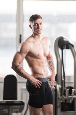 kaslı adam içinde jimnastik salonu kas esneme