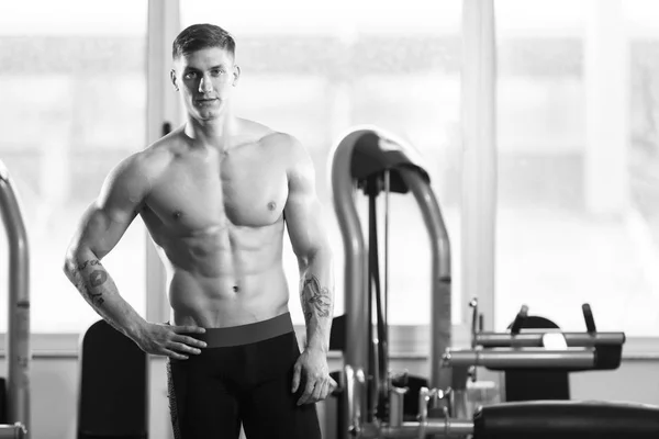 Ritratto di un giovane uomo muscoloso in forma fisica — Foto Stock
