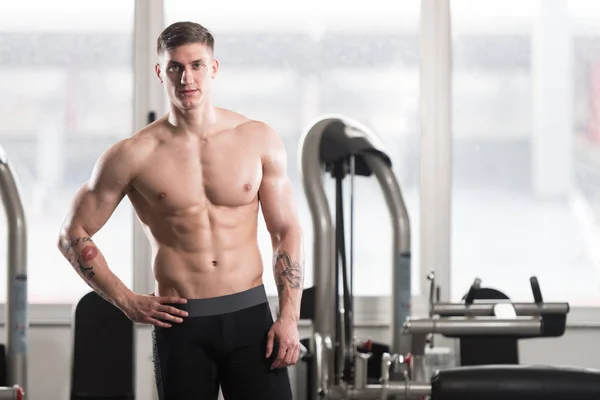 Retrato de un joven musculoso físicamente en forma —  Fotos de Stock