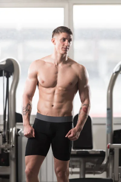 Serious Bodybuilder Standing In The Gym — Stock Photo, Image