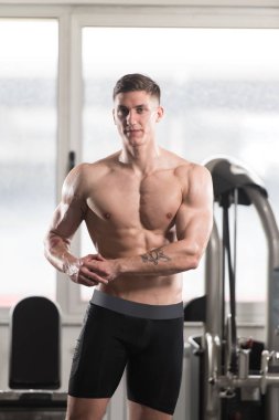 Yakışıklı adam kasların esneme