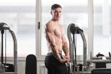 spor salonunda duran ciddi vücut geliştirmeci