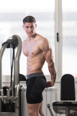 Yakışıklı adam kasların esneme