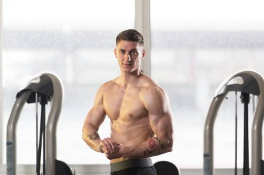 Spor salonunda güçlü duran