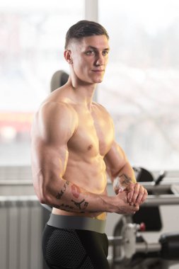 spor salonunda duran ciddi vücut geliştirmeci