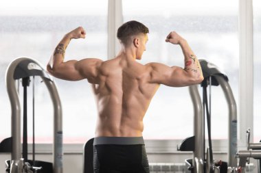 kaslı adam içinde jimnastik salonu kas esneme