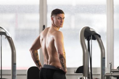 Yakışıklı adam kasların esneme