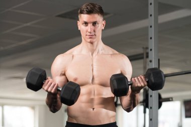 pazı dumbbells ile egzersiz vücut geliştirmeci