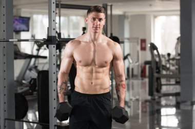 pazı dumbbells ile egzersiz vücut geliştirmeci