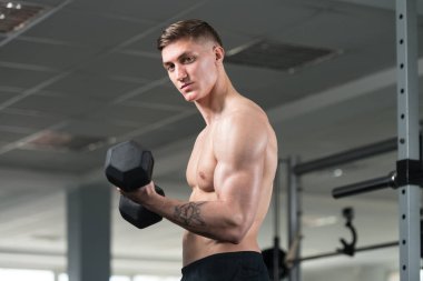 pazı dumbbells ile egzersiz vücut geliştirmeci