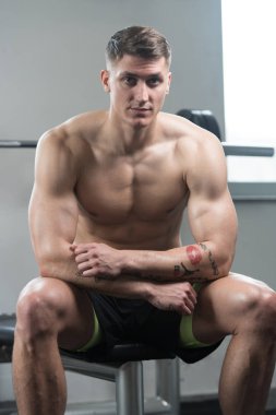 Spor salonu Afther alıştırmada dinlenme çekici genç adam