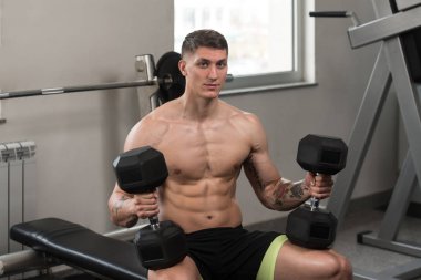 Sağlıklı adam omuz için egzersiz yapmaya hazırlanıyor