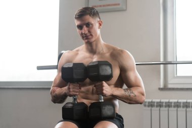 Sağlıklı adam omuz için egzersiz yapmaya hazırlanıyor