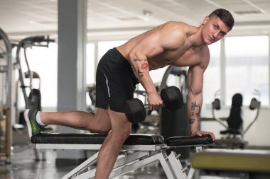 Egzersiz bir spor salonunda Dumbbells ile geri