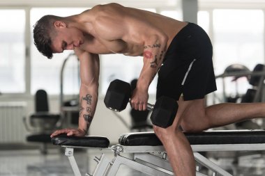 Egzersiz bir spor salonunda Dumbbells ile geri