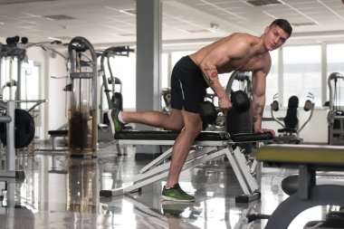 Dambıl ile egzersiz vücut geliştirmeci