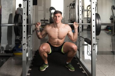 Barbell ile bacaklar için egzersiz yaparak atlet