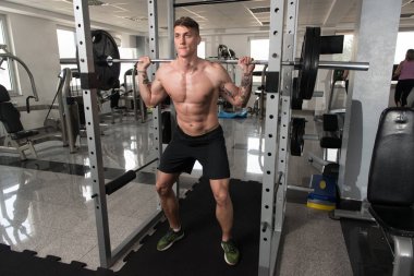 Barbell ile bacaklar için egzersiz yaparak atlet