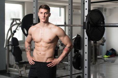 Spor salonu Afther alıştırmada dinlenme çekici genç adam