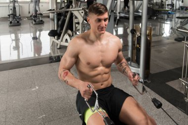 geri için ağır egzersiz yaparak vücut geliştirmeci