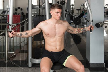 Spor salonunda egzersiz göğüs genç adam