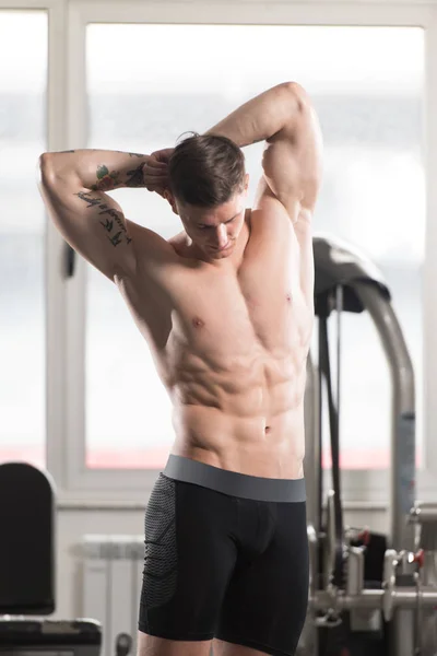 Hombre guapo flexionando músculos —  Fotos de Stock