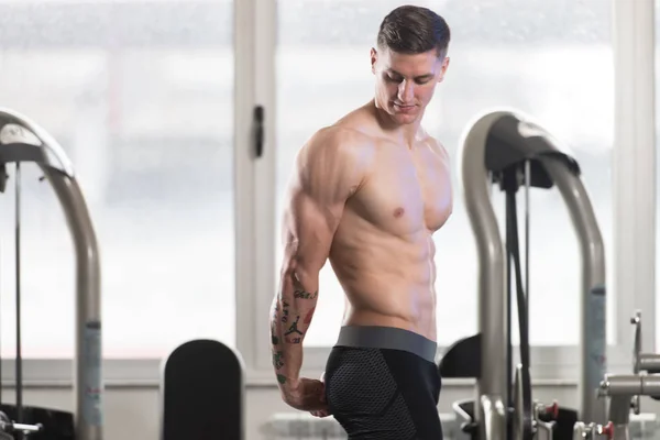 De pie fuerte en el gimnasio —  Fotos de Stock