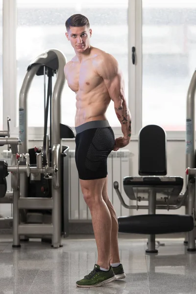 Retrato de un joven musculoso físicamente en forma — Foto de Stock