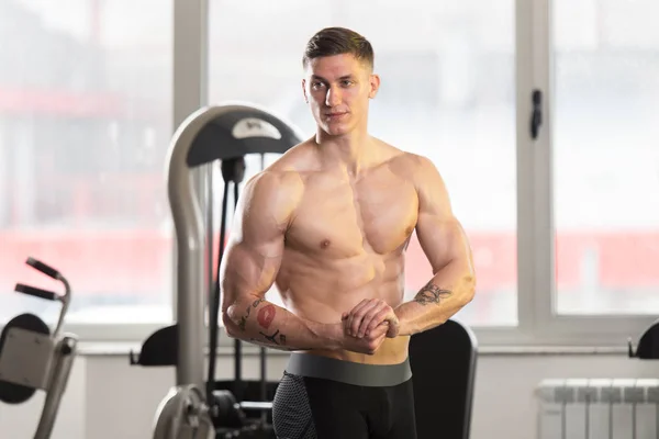 Hombre guapo flexionando músculos — Foto de Stock