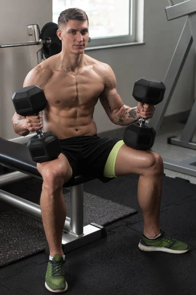 Adam Dumbbells ile omuz egzersiz yapmaya hazırlanıyor — Stok fotoğraf