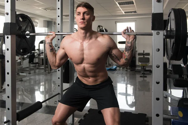 Fitness Man Using Barbell Exercising Legs Inside Gym — Stock Photo, Image